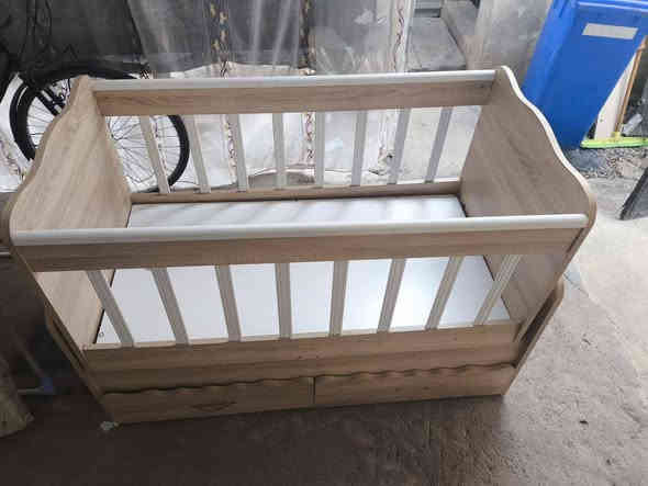 للبيع ميز طعام معه كاروك اطفل السعر 60 شراي اتصل ***********
