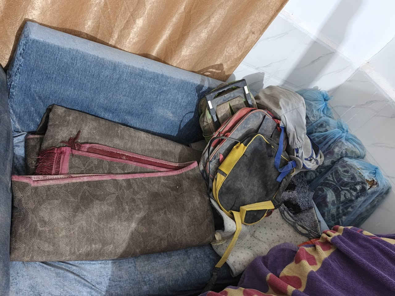 سلام عليكم قراض منزل للبيع مبرده شقاله ساحبه شقاله فرش نضيفه تجايات قنفه جربايه ام تصفيط اريدهن 350وبيهن مجال العنوان نجف بابالخروج رقم التواصل ***********
