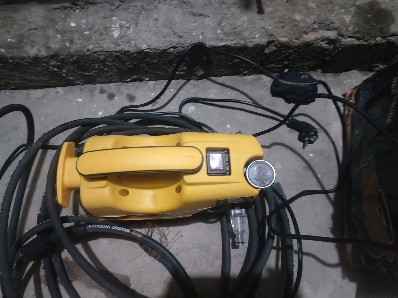 ماطور غسل نوع مليتو للبيع او معارض بماطور مي عادي 70 بار حقيقي جديد مستخدم يومين فقط شرط مع صوندة 10 متر وبطل رغوه ومصفى وراسيات كامله  ضمان 4 اشهر من شارع النبي شيت اخذتو ب 65 الوصل  موجود  السعر 40 بي مجال بسيط العنوان موصل كوكجلي ***********
