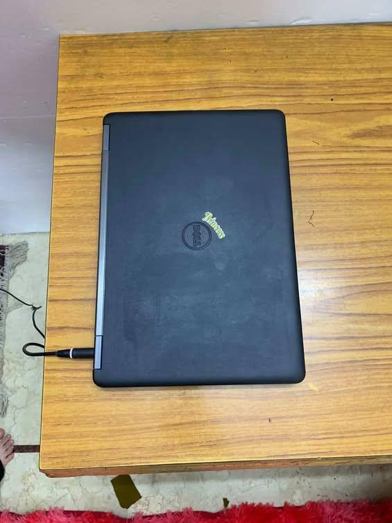 السلام عليكم لابتوب( DEEL )ماركة عالمية جديد اكاديمية 
يعمل بشاحن قوته19.5 فولت حجم المني خفيف الوزن ويدعم البحث عن برنامج الوورد ينزل جميع البرامج تكنيك فول 
 بس  السماعه ما بيه صوت ما عارف يراد تنضيف او شي  
مكاني بغداد مدينة الصدر الاستفسار علة الماسنجر او على الرقم *********** سعرة 175 وبي مجال
