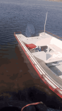 زورق روضان الطول 5متر و80 سانتيم زورق نضيف وبلادي حته صبغ بلاد مع محرك...