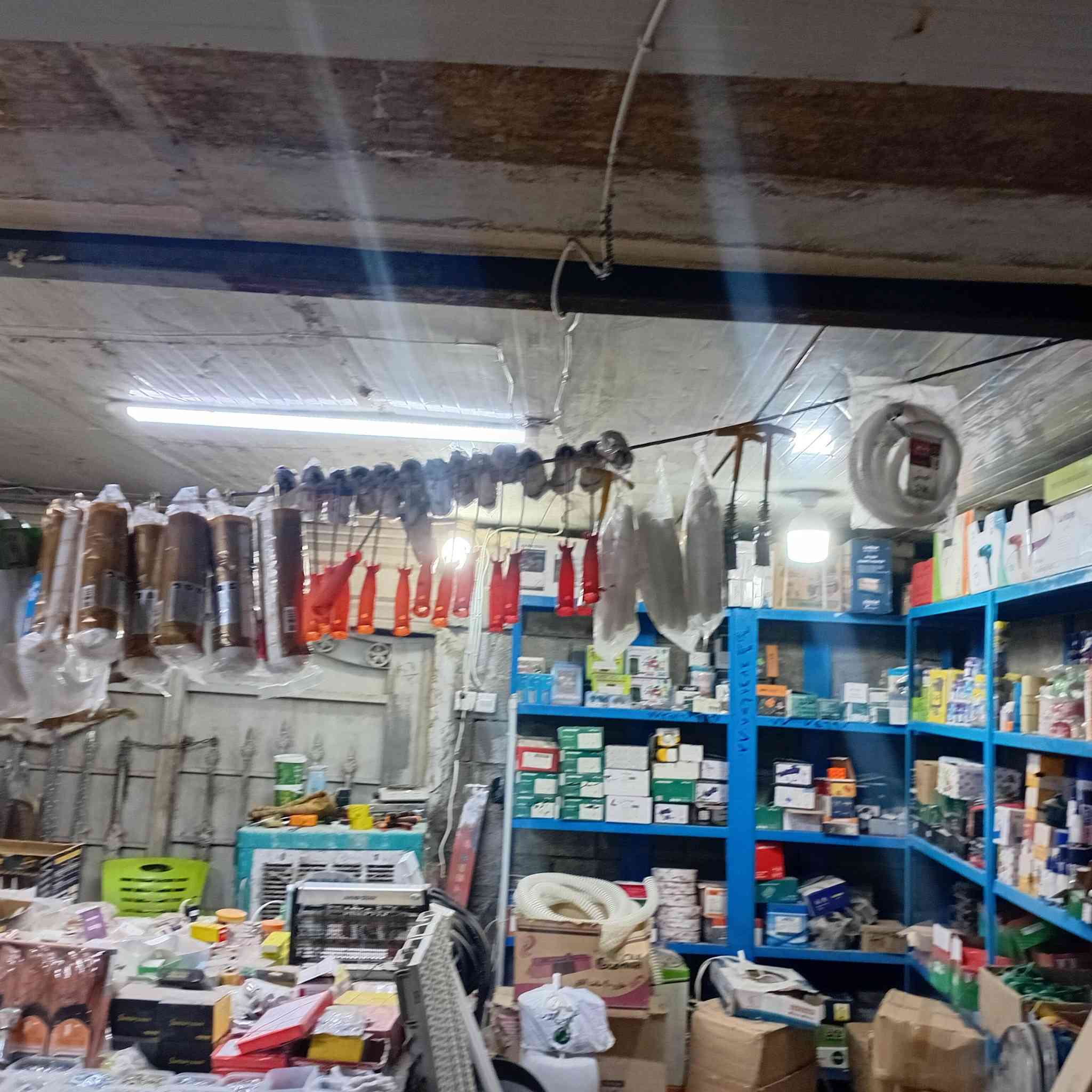 السلام عليكم ورحمة الله
مواد انشائية تجهيز كامل غراض بالكامل للبيع مع الرفوف
مثل ما موضح بالصور 
المكان بغداد مدينة الصدر 

السعر شلعة ب ٧ 

الرقم   ***********
