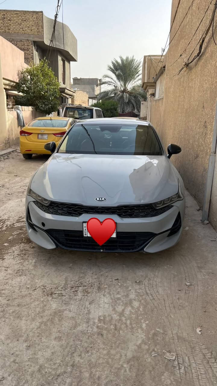 #للبيع_فقط // كيا K5 (الوحش الكوري) 💎
ما شاء الله تبارك الرحمن.. سيارة مال جناي وجاهزة من كلشي، مظهر رياضي وهيبة بالشارع ونظافة داخلية وخارجية توب.
✨ مواصفات السيارة:
 المسافة المقطوعة: ماشية 59 ألف بس (ممشى قليل وبحالة ممتازة).
 المحرك: 1.6 تيربو (نشط جداً، عزم قوي واقتصادي جداً بالوقود).
 اللون: رمادي مميز (ناردو غري) يخبل.
 الداخلية: جلد ماروني ملكي بحالة بلاد ونظافة 100% (مثل ما موضح بالصور).
 المواصفات: بانوراما، شاشة، تحكم ستيرن، لدات أمامية هجومية، ويلات بلاد رياضة 18، مرايات سود.
 المحرك والجير والكهربائيات كلهه مكفولة وشغالة ومابيهه أي نقص.
🔍 حالة الفحص والبدن (بكل أمانة وشفافية):
السيارة مفحوصة سونار ودبل وجهاز داينو بمركز الياقوت، والتقرير كامل مرفق وية الصور:
 بيهه صبغ متفرق ببعض القطع (مأشر بالتقرير باللون الأحمر) بدون أي ضرر قوي أو شاسي.
 الخدوش والضربات البسيطة كلهه مثبتة بالتقرير، والشاسي والشرائح سليمات والمحرك قواعده ثابتة 100%.
عنواني بابل 
رقمي : ***********
