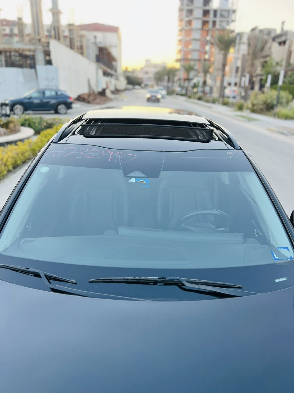 السلام عليكم ورحمة الله وبركاته
بدون لوحات - (فحص مؤقت)
للبيع كيا سبورتج موديل 2023 وارد أمريكا بدي طويل
ممشى 47 ألف ميل (ممشى  داخل أمريكا فقط)
محرك حجم 2500 Cc
📌 اللون: أسود ملكي
📌 بدون صبغ – بدون تبديل – بدون شواصي
📌 الملاحظة الوحيدة: دعامية أمامية وبارد بالبنيد فقط 

الفئة: SX فل كامل

المواصفات:
✔️ فتحة سقف بانوراما
✔️ شاشة جبيرة متصلة (دبل سكرين)
✔️ تشغيل بصمة وتشغيل عن بعد
✔️ مقاعد جلد
✔️ كشنات كهرباء مع خزن (ميموري)
✔️ صندوق كهرباء (جكات)
✔️ سستم صوت أصلي Harman Kardon 🎶
✔️ حساسات خلفية
✔️ رادار أمامي
✔️ نظام النقاط العمياء
✔️ مثبت السرعة: رادار ذكي (Smart Cruise Control) يحافظ على المسافة بينك وبين السيارة اللي أمامك.
✔️ نظام التوقف التلقائي: التحذير من الاصطدام الأمامي مع مكابح الطوارئ.
✔️ Auto Stop / Start
‏✔️ Auto Hold

السيارة نظيفة جداً وحالة ممتازة، ✨
💵 السعر ١٨٨ ورقه 💵
رقم الشاصي للشفافية:
‏5XYK43AF7PG028450
السيارة بدون لوحات - بعدها فحص مؤقت
للتواصل ***********
