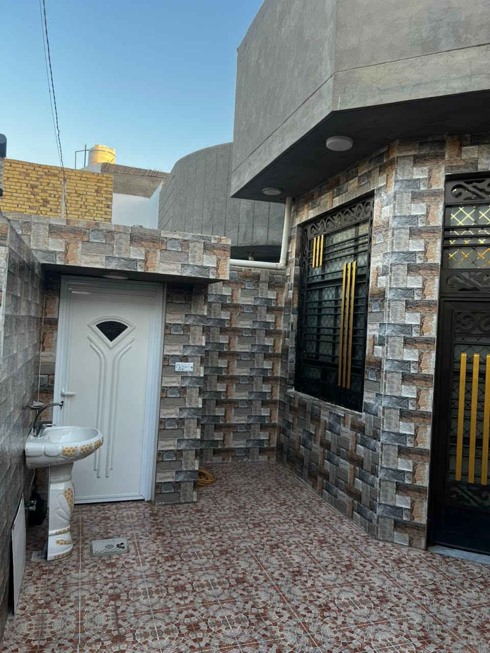 السلام عليكم بيت 150 متر موقع البيت في شارع شريفه الجديد بلشارع الرابط شارع ٨٠ بشارع ١٠٠ طابو زراعي سند ٢٥ بيت بناء حديث وجدا جديد 
سيراميك جدار بلكامل 
ارضيه بورسلين 
غرفة نوم كبيره 
وصاله 
واستقبال 
ومطبخ 
للاستفسار ***********
