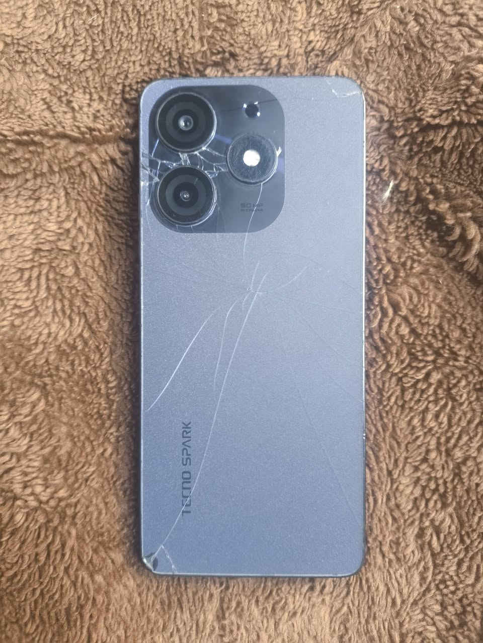 تكنو سبارك 10 بي فطور بلشاشه والضهر مامأثرات علي جهاز بلادي ممفتوح شغال كلشي ذاكره 256 فول ب الشحن ملحقاته كارتونه موجود سعره 90الف ***********
