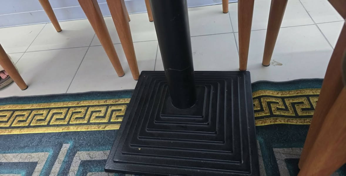 ميز طعام للبيع السعر ١٨٠الف رقمي للتواصل واتساب ***********
