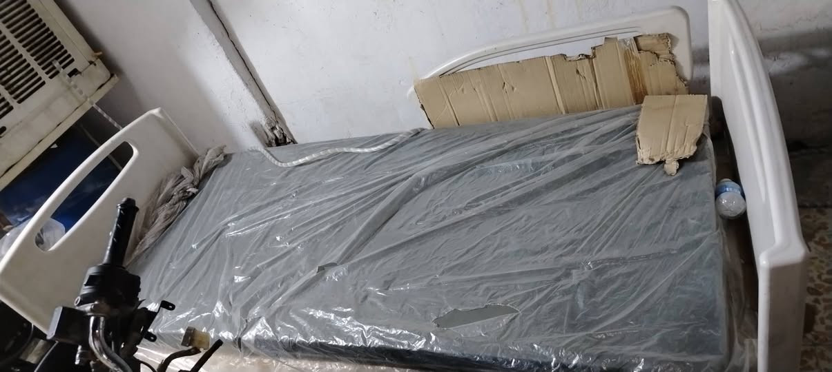 السلام عليكم للبيع – سرير طبي مع كرسي متحرك كهربائي (جديدان)
🔹 السرير الطبي:
جديد ولم يُستخدم.
كهربائي متعدد الوضعيات.
رفع وخفض الرأس والقدمين.
مزود بحواجز جانبية للحماية.
مع فرشة طبية أصلية.
مناسب للمرضى وكبار السن والرعاية المنزلية.
🔹 الكرسي المتحرك الكهربائي:
جديد ولم يُستخدم.
يعمل بمحركين كهربائيين.
هيكل متين وقوي.
عجلات كبيرة وثابتة مع نظام تعليق.
مزود بحزام أمان.
مريح وسهل التحكم، مناسب للاستخدام داخل المنزل وخارجه.
📍 الحالة: جديدان مع التغليف. 💰 السعر: على االخاص / قابل للتفاوض. 📞 للاستفسار والمراسلة


**إذا كنت صاحب هذا الإعلان وتريد حذفه لأي سبب، رجاءا أرسل رسالة إلى الدعم الفني**