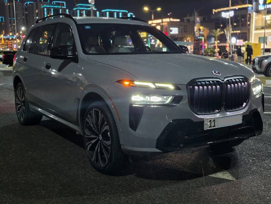 بي ام دبليو BMW X7 M60i موديل 2023
الفئة الاعلى و الاقوى في الX7 
ماشية 24 الف كيلومتر فقط. 
 محرك 8 سلندر 4.4 توين توربو مع جميع المواصفات 
بضمنها الجكات و البردات و التايرات الخلفية الدوارة 
و اليول 23 انج و بانوراما 3 قطع و منظومة صوت باروز اند 
ويلكنز و مواصفات اخرى كثيرة. 
السيارة عليهة PPF

🟪 السعر  :: الطلب في التعليقات ويوصلك مباشرة ✍️ 📩

السيارة وارد امريكي كلين 100% مكفولة كفالة كاملة من كلشي مع تقرير كارفاكس, السيارة بوضع الوكالة و خالية من النواقص.  
مكان السيارة, بغداد الكرادة. 

رقم صاحب السيارة
***********
