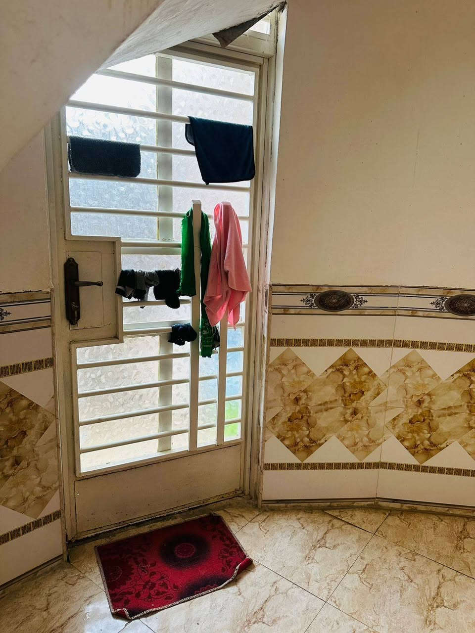 بيت للبيع مساحه ٢٠٠ نهاوند شارع عشرين طابقين سعر ٢٦٠ مليون وبي مجال تصال على هاذه رقم ***********

