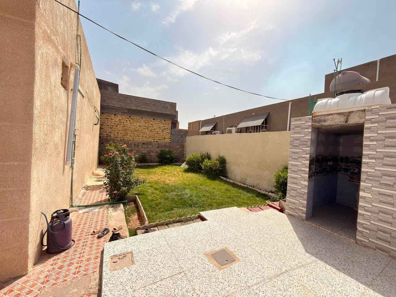 بيت ركن على شارعين طابو صرف للبيع او المراوس  بمساحة 300 متر

📍 الموقع: حي الكرار الاول قرب ابو عزام

يتكون من:
غرفتين، استقبال، مطبخ، وصالة. صحيات خارجية

للاستفسار مراسلة بوابة الزبيدية للعقار  
أو الاتصال 
***********
***********
