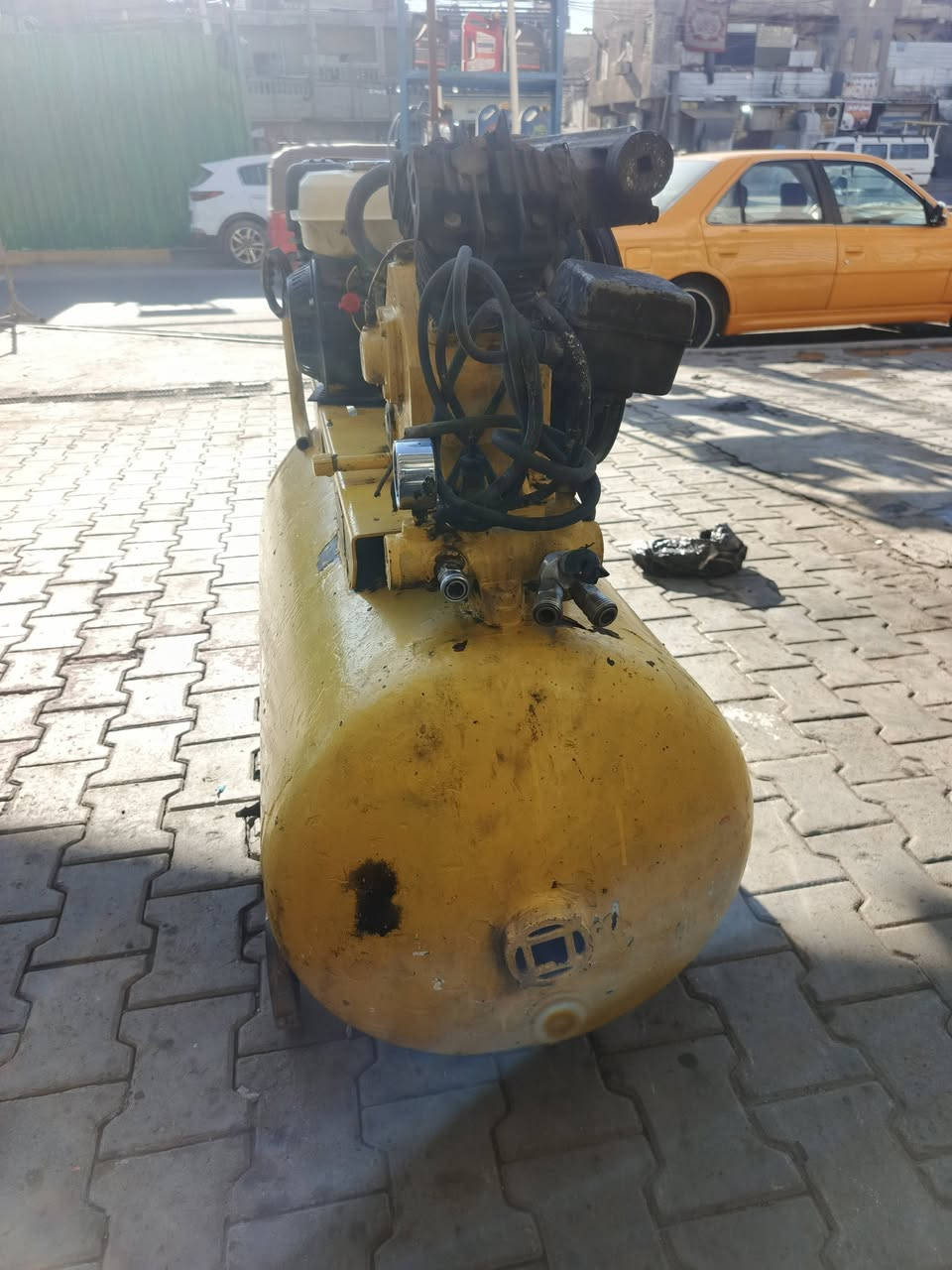 سلام عليكم كمبريسر 250لتر نظيف يشتغل بانزين بس سعر 250الف وضاغطة حجم 150بار محرك ياباني مع صوندة 15متر ومسدس سعر 250الف.*********** اتصال بس اجاوب
