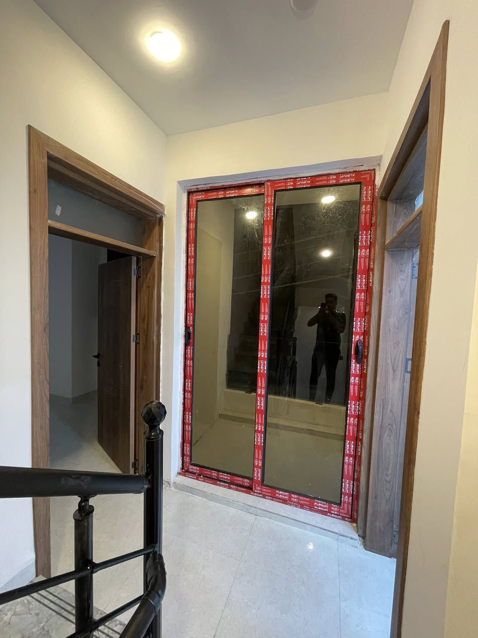 مشتمل   ركن. للبيع. مساحه 50 متر.   واجه 8 ونص  ركن
البيت مدخلين 

في منطقة ديوان المخابرات خلف شارع 60 في حي الجهاد 

مشتمل 50. متر.  ركن. واجه. 8 ونص  على شارع 15 

موقع مميز    بناء درجى اولى. 

سنة البناء 2025

طابقين ونص 

في الطابق والأرضي   صاله. +مطبخ + حمام.  + مطبخ حار  

الطابق الثاني  غرفتين. نوم + حمام. + بالكون. 

الطابق. ثالث. غرفه. +بيتونه. + صطح امامي 

السعر165 مليون وبي مجال 

الاتصال سيف ابو يزن. 

***********

***********

مراجعه مكتب السلام الهندسي مجاور الجمعيه الاستهلاكيه مقابل اسواق السفير الضباط شارع العام حي الجهاد
