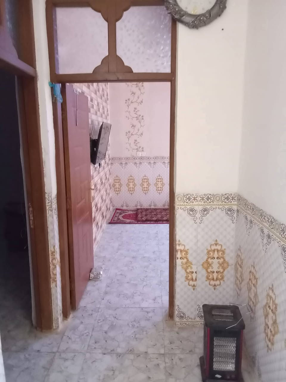 سلام عليكم ورحمه الله وبركاته بيت للبيع اومراوس ابيت بلبنروما يم اسواق حلاوة بيت قاطين يحتوي على ثلاث غرف نوم الطابق الاول غرفتين نوم وصالة وحمام ومطبخ ستقبال وحديقة وكراج سيارة الطابق الثاني غرفة نوم وحمام البيت كلش حلو مثل ماواضح بالصور البيت 200مترالستفسار على الرقم *********** السعر المطلوب 110وبي مجال
