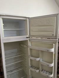 ثلاجه • مستخدمة • بيها مجال