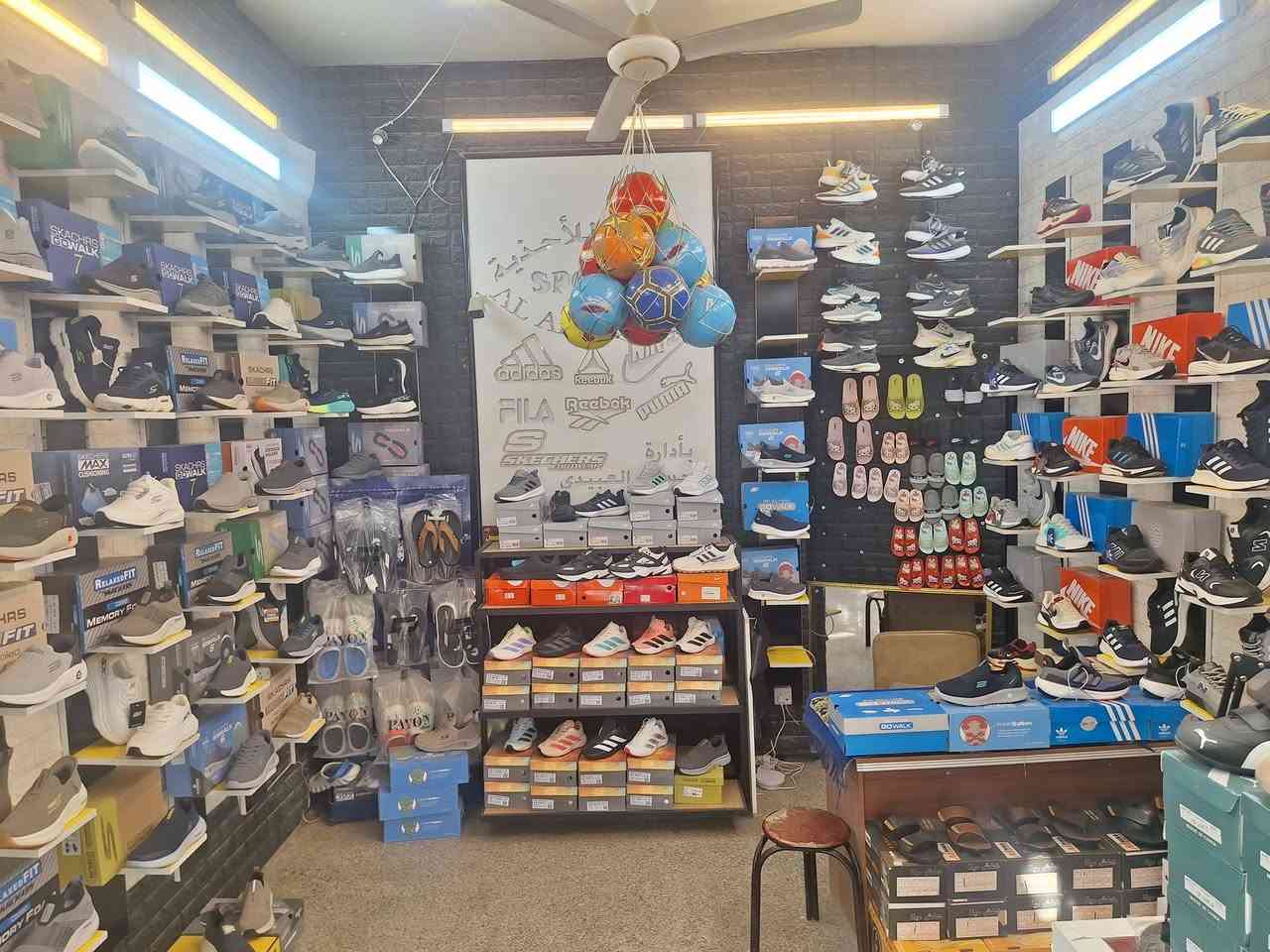 محل احذية للبيع مع كامل محتوياتة
العنوان كاظمية مدخل الطائين مجاور افران المرتضى 
الاتصال ***********
