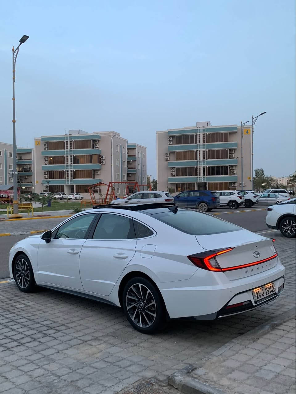 سوناتا 2023 خليجي اصل ( كتابه عربي ) 
ماشيه55  km
فول مواصفات 
بانوراما  
بردات خلفيه 
حساس مطر 
سايد بريك بصمه
صندوق ذكي 
ترحيب عند الاقتراب 
كامرا خلفيه
شاحن وايرلس 
دواخل عسلي 
تشغيل عن بعد 
شاشه كار بلي
شاشه تبريد
مري شفط 
5 انظمه قياده 
( Normal, Eco,Sport,Smart,Custom)
ويل 18
مكينه ٢٥٠٠  Mpi
حساسات خلفيه واماميه
تخم تايرات قبل كم يوم وشرط ياباني اصلي 

بيه كارت كد شبر بلبنيد وبارد كد شبر  وشوي بلجاملغ الخلفي اثر شخط  بدون ضربه بدون تعديل بدون تبديل 
السياره استخدام شخصي وبالبيت مضمومه 
سياره على وضع الشركه ومي الشركه بيها
السياره رقم شمالي دهوك راعيه ب بغداد وسنويه ل 2028
مكاني بصره 
 رقمي *********** البصرة, العراق
