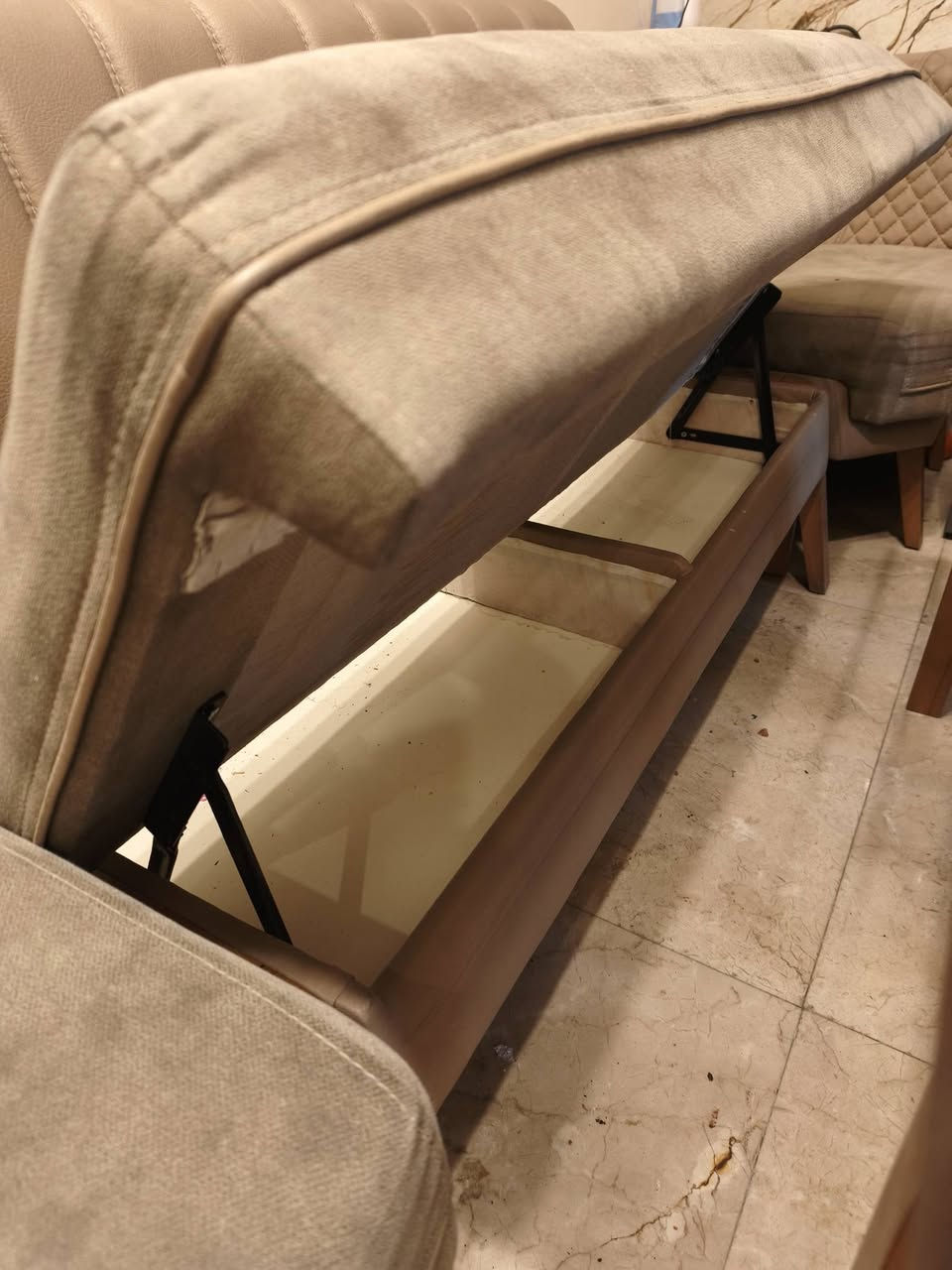 ميز طعام ديوان نظيف للبيع وتحت المقاعد مخزن


**إذا كنت صاحب هذا الإعلان وتريد حذفه لأي سبب، رجاءا أرسل رسالة إلى الدعم الفني**