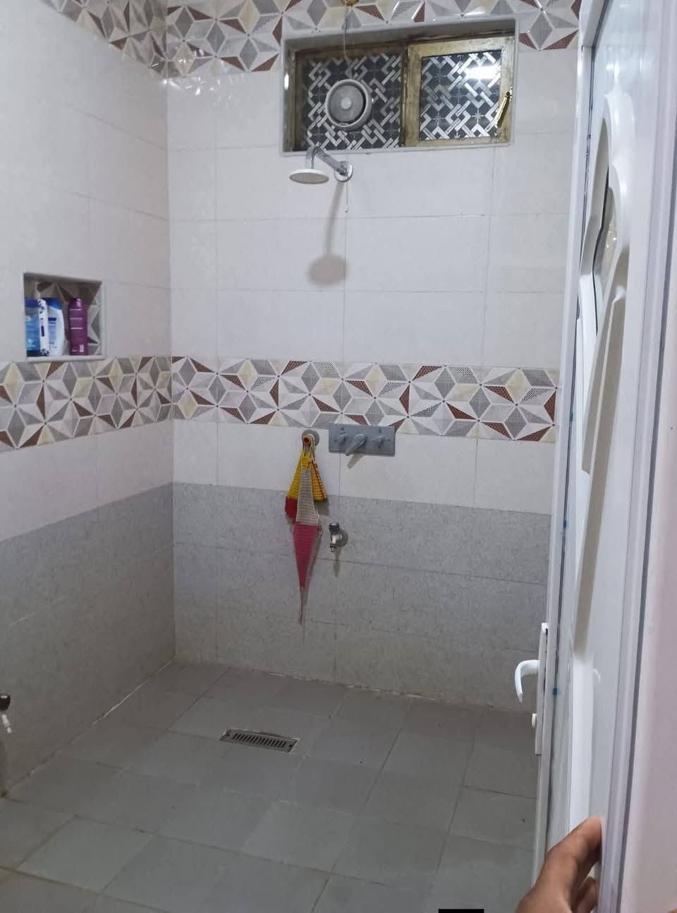 دار للبيع بناء حديث حله نزلت العيد قرب سيد ابراهيم 

مساحته 200متر طابو زراعي سند25 

الواجهـــــــــة  10متر       
النــــــــــــزال  20 متر

مــــــحتويات الـــــــدار طابق واحد 
     
الطابــــــــــــــق الأرضـــــــــــــي

غرفتين نـــــــوم وصاله وكليدور ومطبخ حار وبارد ومجمع صحيات داخلي وخارجي وكراج كبير وحديقة 

لـــلاســــتـــفـــســـار ***********
***********
مراجعة مكتب سومر للعقار نادر الاولى على الشارع الخدمي قرب حسينيه حنتوش
