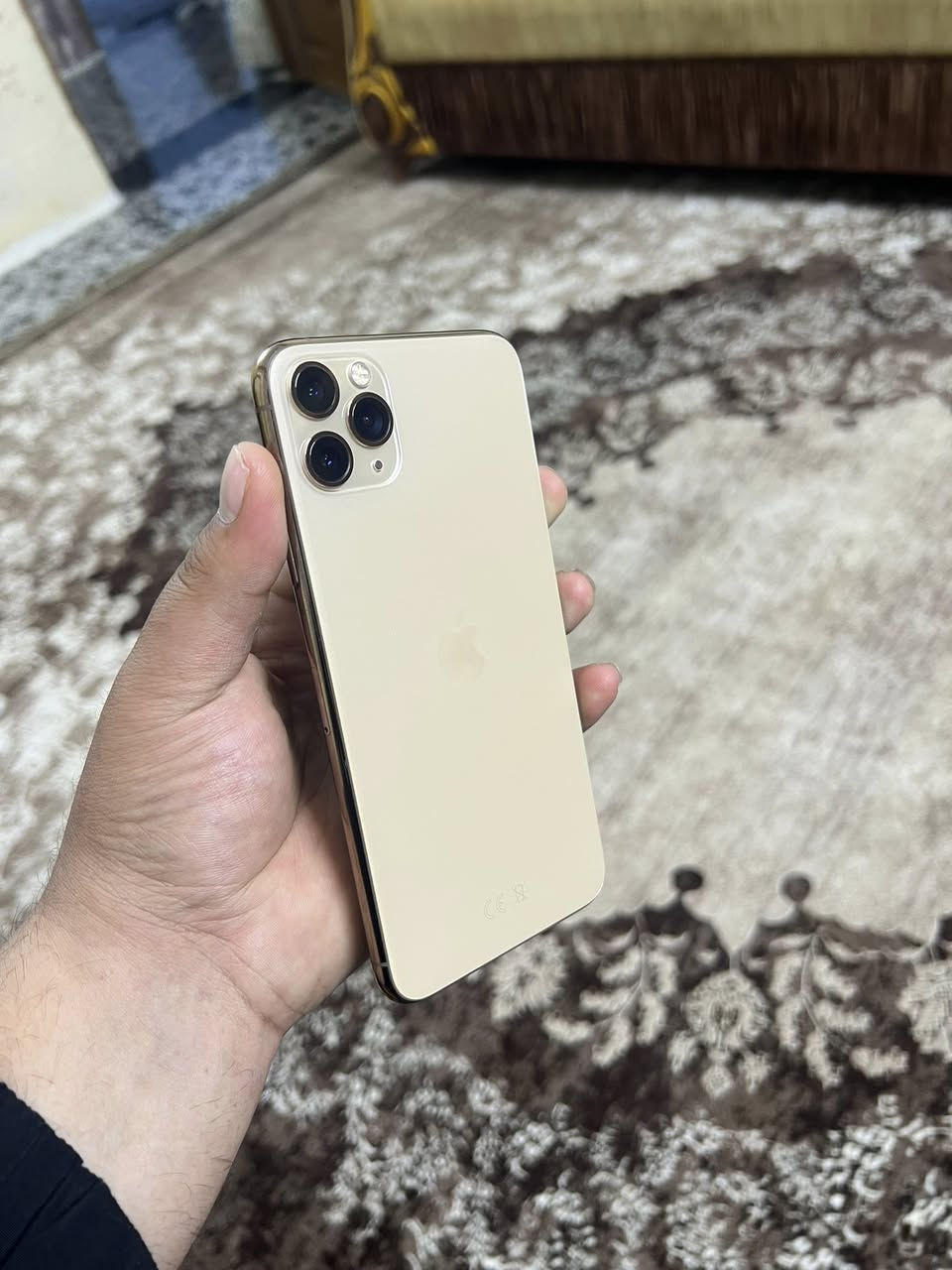 ايفون 11 برو ماكس (((( قطعه مميزه )) مستبدل فقط فقط بطاريه من ابل اصليه وباقي الجهاز وتر بروف للبيع 📱✅ :- 
لون ذهبي مميز ✅
ركز ركز ذاكره 512 ✅
بطاريه 100 مبدله من ابل اصليه ✅
شاصي وضهر كفاله حت من الزلغ ✅
الجهاز كله بلادي  من البرغي للبرغي كفاله عامه من الزلغ والشخط الهل درجه نضيف وعله ايد وحده فقط مستبدل بطاريه اصليه وباقي وتر السعر 300 
العنوان بغداد الكرخ 
***********
