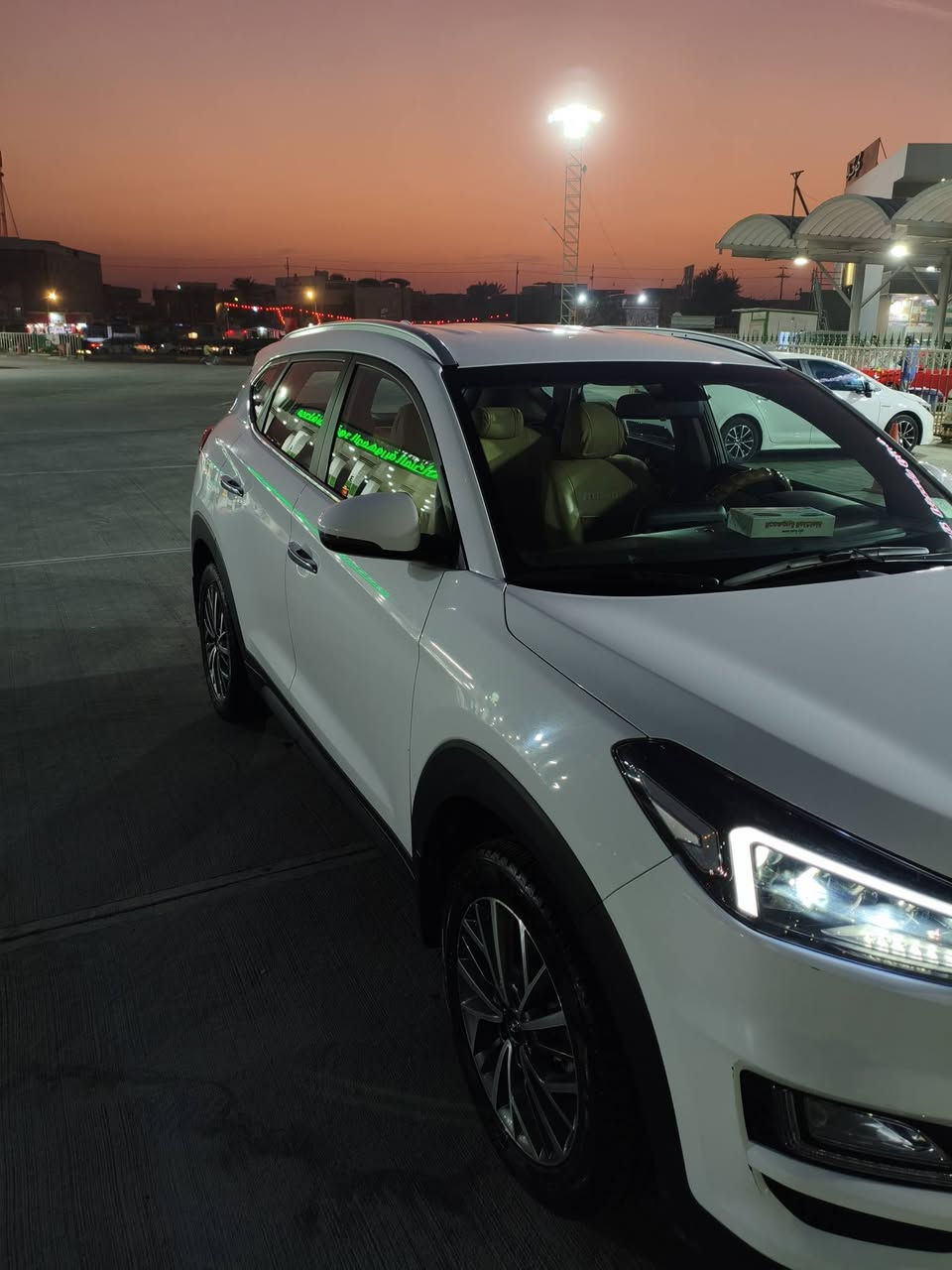 سلام عليكم توسان للبيع موديل 20كفاله عامه عدا خسفه قليله بالجاملف الايمن فول مواصفات عده الفتحه رقم بصره سنويه جديده  خمس عدسات  شركة الكاصد تبريد قطعتين خير من الله تحكمات قياده بصمه ابواب +تشغيل  مكينه الفين السعر 215وبيه مجال للخيرين مكان البصره المركز ***********
