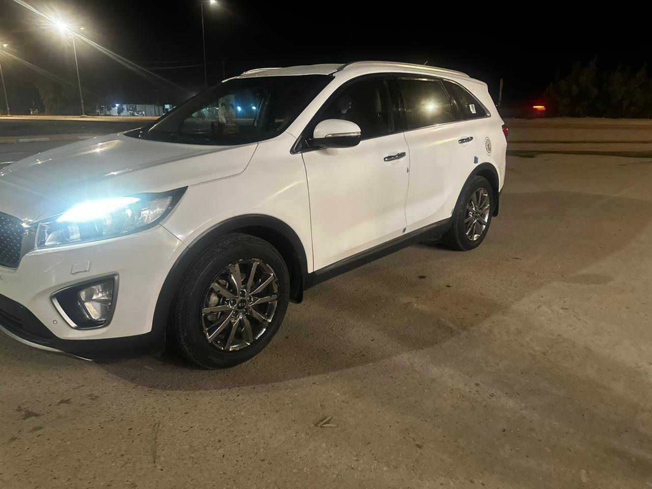 سورنتو البيع خليجي موديل 16رقم بغداد مكفولة كفالة عامه مكينه 6 ماشيه 110 سياره نضيفه ما طالعين بيه قليل السعر 215وبيه مجال الاستفسار اتصل على الرقم***********
