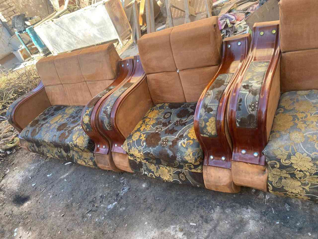 مكلف بالنشر 
نصف تخم6نفرات مناسب جدا نضيف كما واضح بالصوره اسفنج وقماش وخشب اسود المقعد مرتب وسعره 80فقل مكاني بالقاسم ***********
