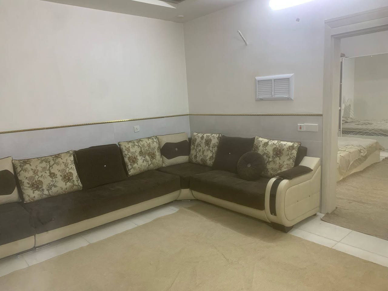 شقة مؤثثه #للايجار 
عنوان/ خمسه حساروك عل شارع ١٢٠ 
غرفة و صالة 
طابق الاول 
واتس اب ***********
