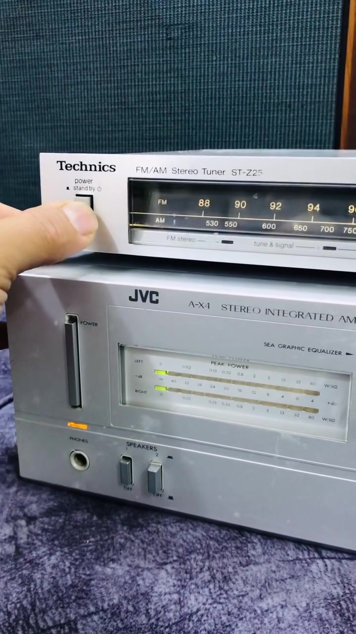 للبيع
 ( راديو 📻 )من شركة Technics
MODEL-TUNER-ST-Z 25-Japan
صناعة اليابان 1982 🇯🇵 
سحب جداً جداً راقي - نظافة 100 % 
عرض 43 سم  / FM / AM  / 
شاشة ضوئية / كهرباء 220 V بلادي 
للاستفسار اكثر مراسلة الصفحة 
وات ساب *********** اتصال ☎️
