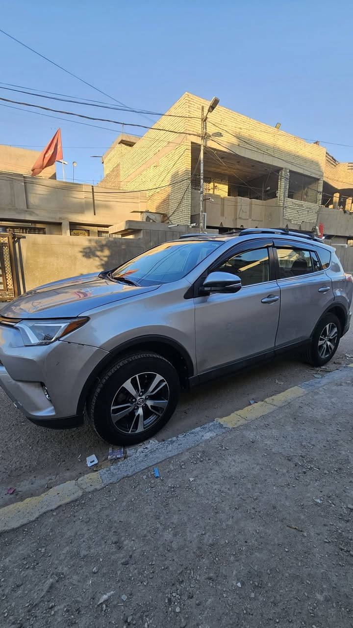 راف فور RAV 4 للبيع ببغداد
راف فور ٢٠١٨ فئة XLE وارد أمريكي حادثها مثل ما موضح بالصورة وبيها حادث بالعراق باب وجاملغ السايق صبغ والباب الخلفي صفحة السكن والباب الخلفي بيه شوي صبغ 
مواصفاتها رادار و مثبت سرعة . بصمه . فتحة سقف . تحكم ستيرن. 
المكينه نظيفة ومكفولة والكير مفتوح لتبديل الفلتر 
تبريد وكهربائيات وصدر كلهن فول ١٠٠% 
السياره مثل ما موضح نظافتها 
السياره ماشية ٢٤٩ الف كيلو 
السعر ١٦٥ ورقة وبيها مجال 
مكاني بغداد ورقمي ***********
