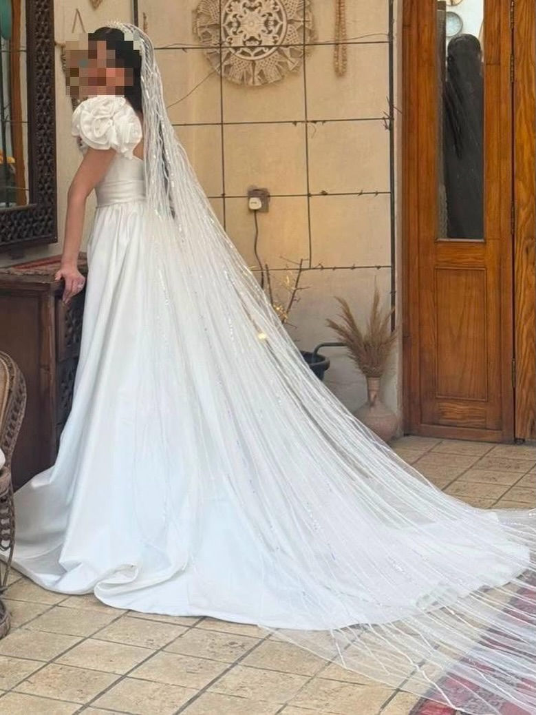 مكان الشراء : boutique , موسكو ، روسيا
قياس : s, xs 
سعر الشراء 3000$ 
سعر البيع ١.٥ مليون
التواصل
***********
قابل للتفاوض 
الفستان فقط
@sana.e.h
