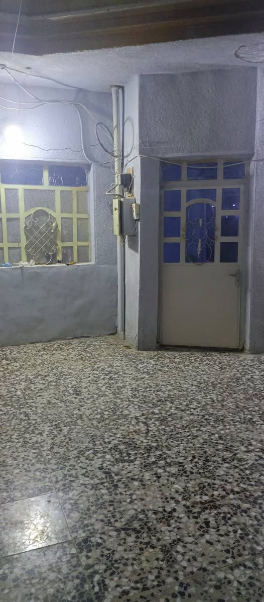 السلام عليكم 
دار زراعي للبيع المساحة ١١٧م يحتوي الطابق الأرضي على إستقبال وصالة كبيرة وغرفة نوم ومخزن كبير وملحقات ونفس البناء والتصميم في الطابق الثاني.الموقع خلف مطعم حيدر ابو الشربت. السعر ١٥٠ 
للاستفسار  *********** متوفر واتساب
