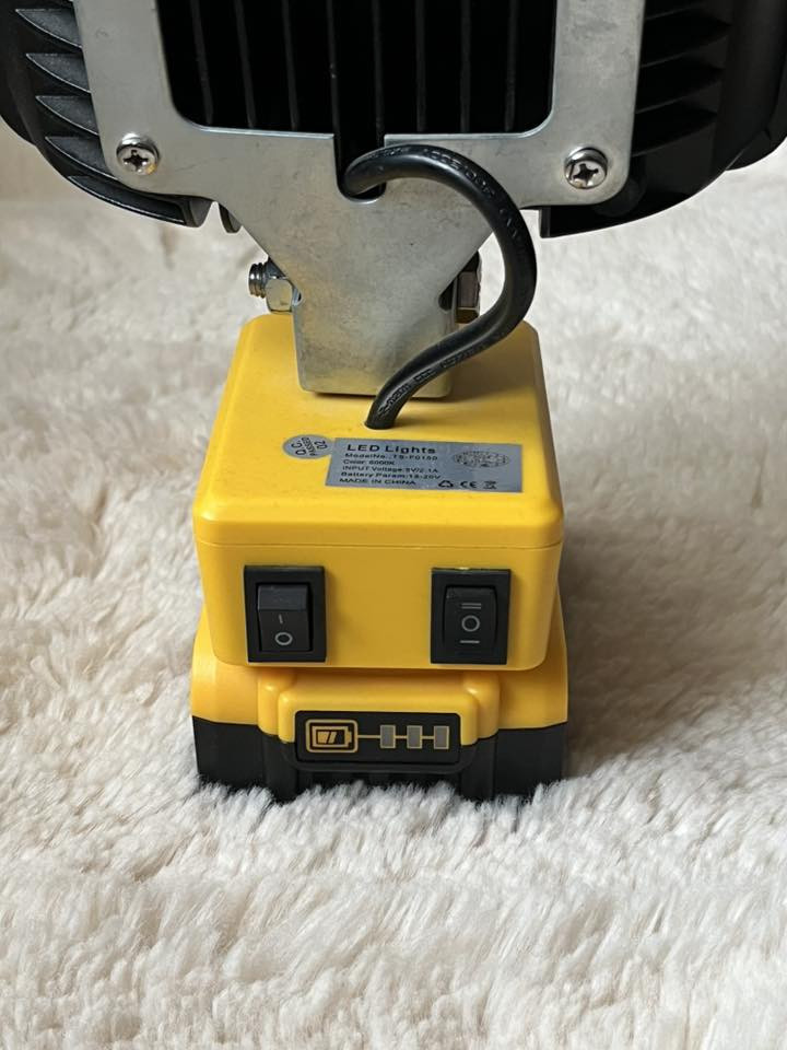 لايت بلاجكتؤر  ٤٥ وات  زؤر به قوه ت + وه ك پاوه ر بانك به كارديت  درچونى تايپسى و usb يش + ٢ باترى ديوالت  ٥ امپير + ١ شاحينه سه ريع به ٥٥ ده قه پرشه حن ابيت
٨٠ هه زار نرخى 
به س باتريه كان ١ دانه ى به ٤٠ هه زاره له بازار
*********** سليمانى
