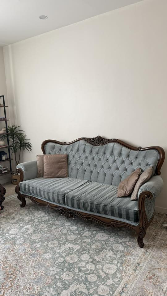 تخم للبيع
يتكون من عشر نفرات قنفات (2) 

وكراسي (4) 

مع طبلات وسيطة كبيرة وجانبية 2

ماخذي من هوم سنتر جديد وثكيل وضخم نظيف جدااا 

استفسار على السعر 

***********
