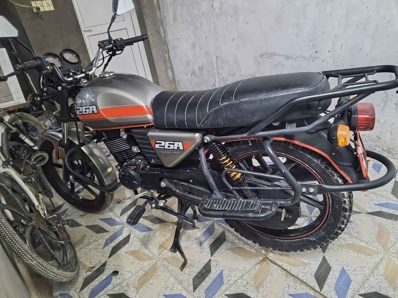 السلام عليكم دراجة دايوان نفخ 2022
 اوراق اصولي شرط الترقيم 
محرك ضخم 200cc 
لون مميز رمادي كفالة عامة 
ماشية 14الف 
سعر 1350بيهة مجال قليل
بعقوبة حي المعلمين 
ه‍ ‍***********
