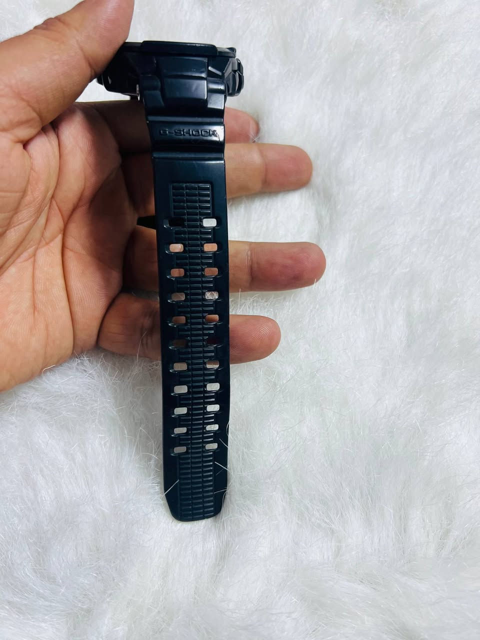 السلام عليكم 
ساعه كاسيو  Casio G-Shock نضافتها فول 
السعر 100 ألف
قطر الساعه 50 
نظام الطاقة: تعمل بالطاقة الشمسية (Tough Solar)، مما يلغي الحاجة لتغيير البطارية بشكل متكرر.
ضبط الوقت: تدعم خاصية Multi-Band 6 لضبط الوقت تلقائياً عبر موجات الراديو في مناطق معينة حول العالم.
المتانة: مقاومة للصدمات (Shock Resist) ومقاومة للماء حتى عمق 200 متر.
العرض: عرض تماثلي (عقارب) بالكامل مع ميناء أسود وأرقام عربية كبيرة عند الساعات 12 و3 و6 لتسهيل القراءة.
الوظائف الإضافية: تشمل التوقيت العالمي، وتقويم تلقائي، وساعة إيقاف، ومنبه. 
تعتبر هذه الساعة من الموديلات النادرة نسبياً في بعض الأسواق، وتتميز بهيكل وسوار من الراتنج الأسود المتين. 
يوجد توصيل


**إذا كنت صاحب هذا الإعلان وتريد حذفه لأي سبب، رجاءا أرسل رسالة إلى الدعم الفني**