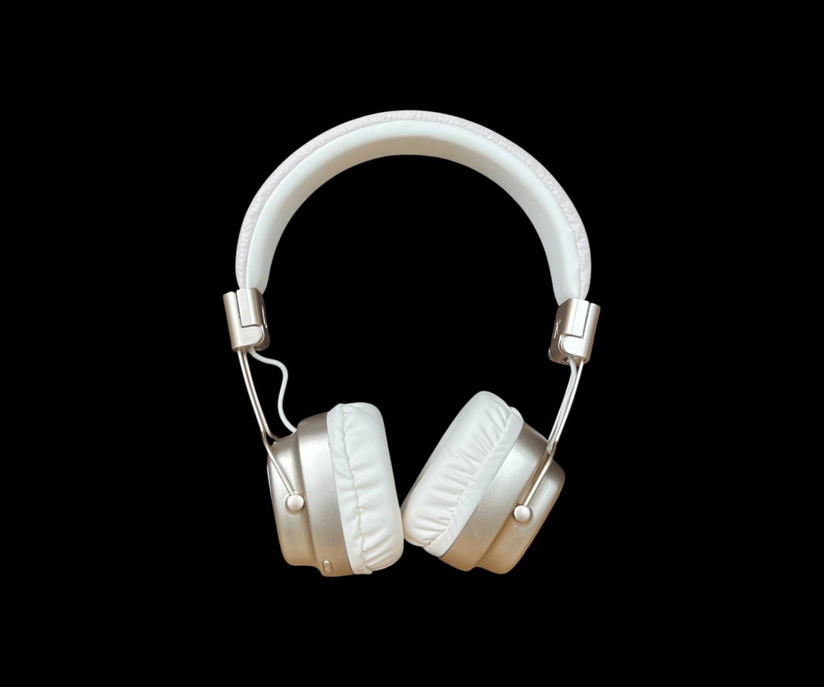 السعر 28 الف و التوصيل مجاني لكل المحافظات 

سماعة رأس بلوتوث JBL TUNE 440BT بإضاءة 3D LED – صوت Pure Bass

الاستخدامات:

الاستماع إلى الموسيقى بجودة عالية وباس قوي.

مشاهدة الأفلام والمسلسلات بصوت واضح ومحيطي.

إجراء المكالمات بدون استخدام اليدين.

الاستخدام اليومي في المنزل، العمل، أو أثناء السفر.

مناسبة للطلاب، الجيمينغ الخفيف، والتنقل اليومي.

المميزات:

تقنية JBL Pure Bass Sound لصوت عميق ونقي.

إضاءة جانبية 3D LED مضيئة بتصميم عصري جذاب.

اتصال Bluetooth V5.3 سريع وثابت.

تدعم Multi-Point Connection (الاقتران بجهازين بنفس الوقت).

بطارية بسعة 400mAh.

مدة تشغيل تصل إلى 40 ساعة.

زمن شحن تقريبي: ساعتين.

إمكانية إجراء مكالمات Hands-Free مع مايكروفون مدمج.

تدعم التحكم الصوتي.

إمكانية تشغيل عبر مدخل AUX.

منفذ شحن Type-C.

تدعم كرت ذاكرة TF.

أزرار تحكم جانبية (تشغيل، إيقاف، مستوى الصوت، تنقل بين المقاطع).

تصميم خفيف الوزن وقابل للطي.

وسادات أذن مبطنة ومريحة للاستخدام الطويل.

حجم الدرايفر: 40mm.

محتويات الصندوق:

سماعة JBL TUNE 440BT.

كيبل شحن USB.

دليل استخدام.

الملاحظات:

قياس الكارتون:

الطول: 16 سم

العرض: 7.5 سم

الارتفاع: 19 سم

تتوفر بعدة ألوان (أبيض، أسود، بني).

اللون والإضاءة يضيفان طابع مميز أثناء الاستخدام الليلي.

يفضل شحن السماعة بالكامل قبل أول استخدام.

أبعاد الكارتونة:

16 × 7.5 × 19 سم