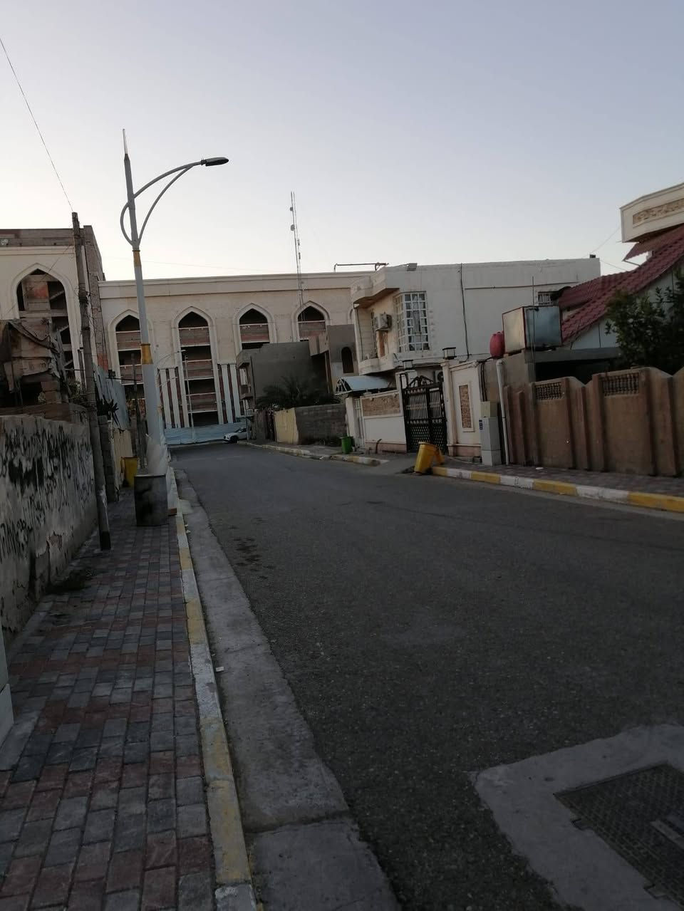 للبيع/ دار طابقين حي المعلمين موقع مميز جدا خلف السوق العصري مباشره  قديم.. نظيف كلش وجاهز للسكن المساحه/ ٤٢٠ متر الوجه/ ١٤ × ٣٠
 يتكون / ٥ نوم ٥×٤/ استقبال ٩×٥ / هول٥×٤ / مطبخ٨×٤ / حمام داخلي وصحيات خارجيه / حديقه كبيره / كراج كبير يتسع سيارتين/
السعر/  خاص لطفا/  أو الإتصال على  *********** واتساب أبو وسام للعقارات/لا أتعامل بالتعليقات لطفاً الجاد يتصل 
مكتبنا رمادي شارع٤٠ مقابل جامع الواثق
