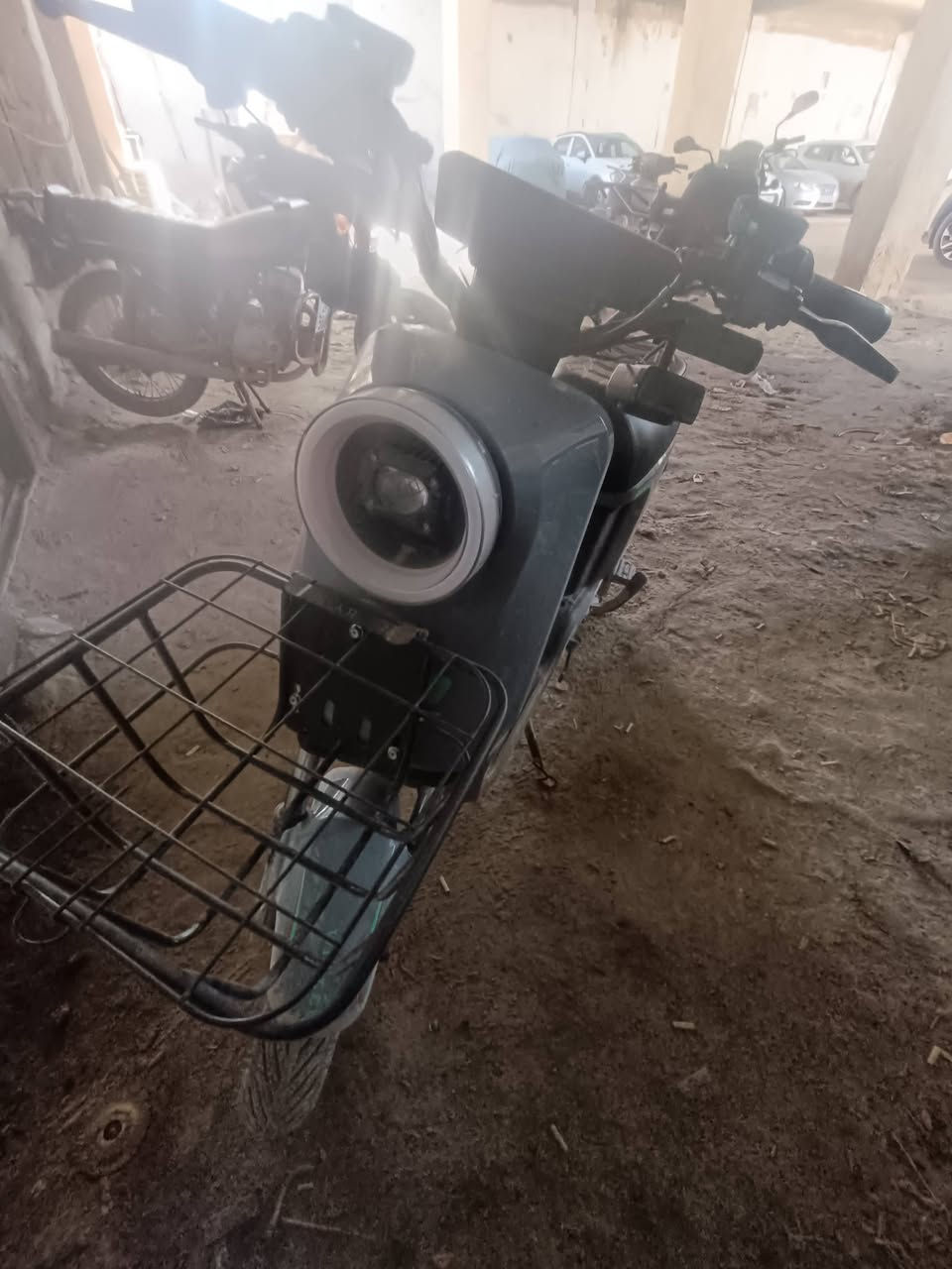 R9 للبيع دراجة كلشي شغال بيها كلشي ...اب  قبل سبوعين بدلت بطارية وحدة جديدة ...اب 350 الف قفل قفل قفل ..***********
