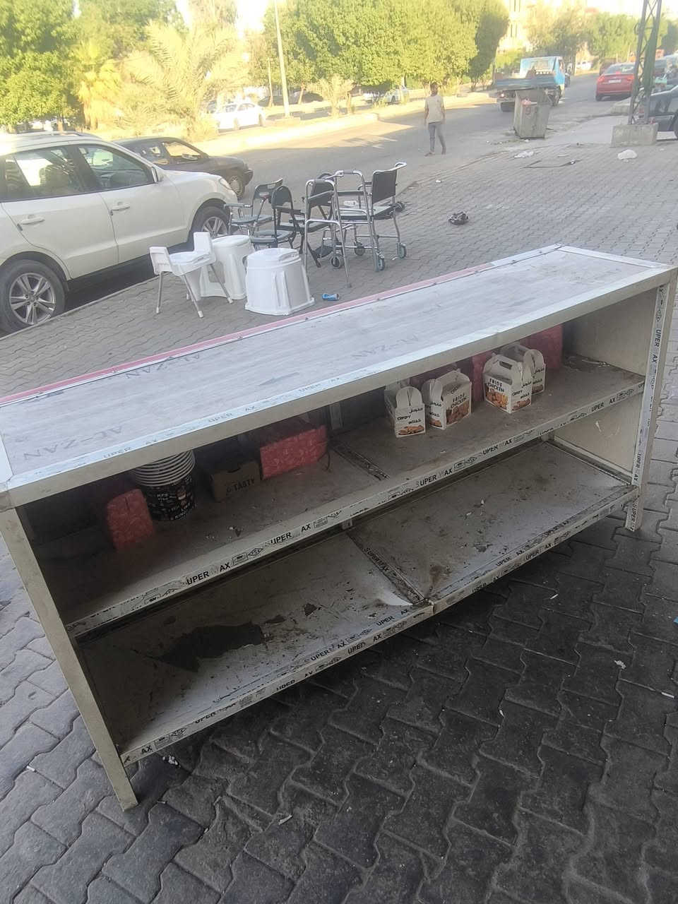 اثاث مطعم كاملة نضيفة للبيع كربلاء  واتساب ***********
العنوان شبانات  قرب حولي المهندس مقابيل محطةبانزين النيزك مباشرة وجه بوجه وية المحطة 
(داخل بيت وليس محل)
