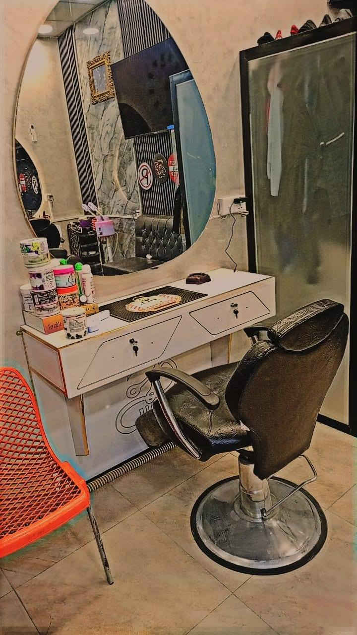 سلام عليكم عندي ميوز عدد 3البيع مع كرسي وحد جام خانه رفوف وتخم كدامكم المحل العنوان بغداد الحريه الرقم ***********
