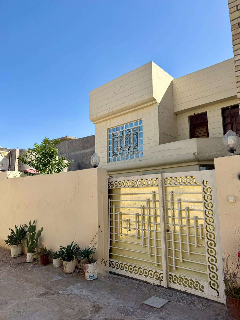 السلام عليكم
بيت للبيع المساحه 200 طابقين غرفتين فوك وغرفه جوه وصاله استقبال مطبخ صحيات داخليه خارجيه كامل ونضيف وبناء حديث وخدمات كامله مي مجاري كهرباء تبليط بلباب  الموقع مدرسه المستقبل خلف المدرسه مباشر ع التبليط للاستفسار الاتصال ***********
