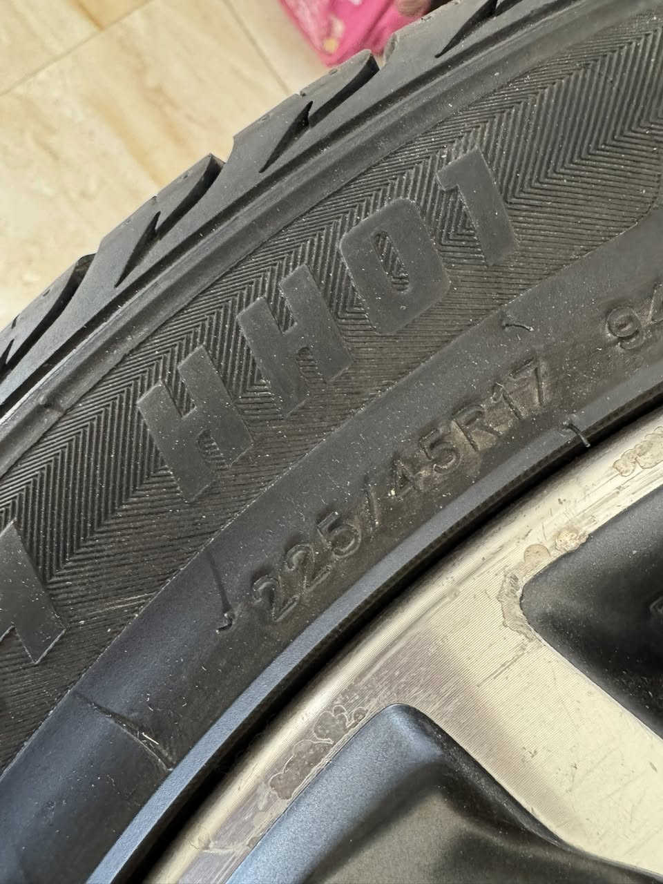 السلا عليكم
تخم تايرات جديد ماشي عليه اسبوع بس نوعينه الصيني ابو الاسد 
حجمه 225/45/17 
رايده ب ١٧٠ بس التايرات الويل مو وياهن 
***********
