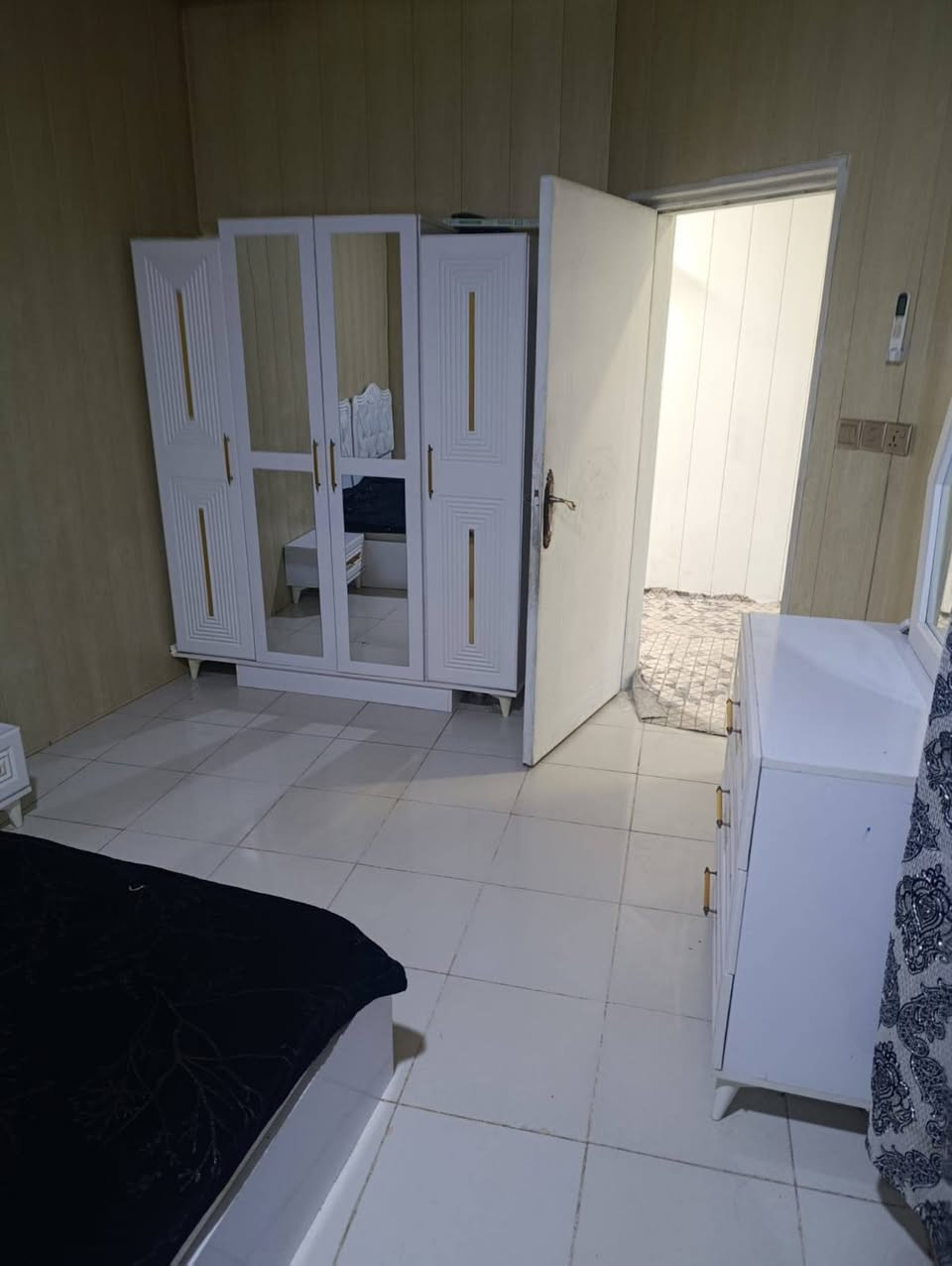 شقة #للايجار في برايتي قرب فاملي مول 
غرفتين و صالة
مؤثث كامل 
طابق الاول 
مصعد ٢٤ ساعة 
بدون تأمينات + ماي و كهرباء ٢٤ ساعة مجانية. 
ايجار #مناسب جدا 
يتأجر شهري و. سنوي 
اتصل *********** واتس اب
