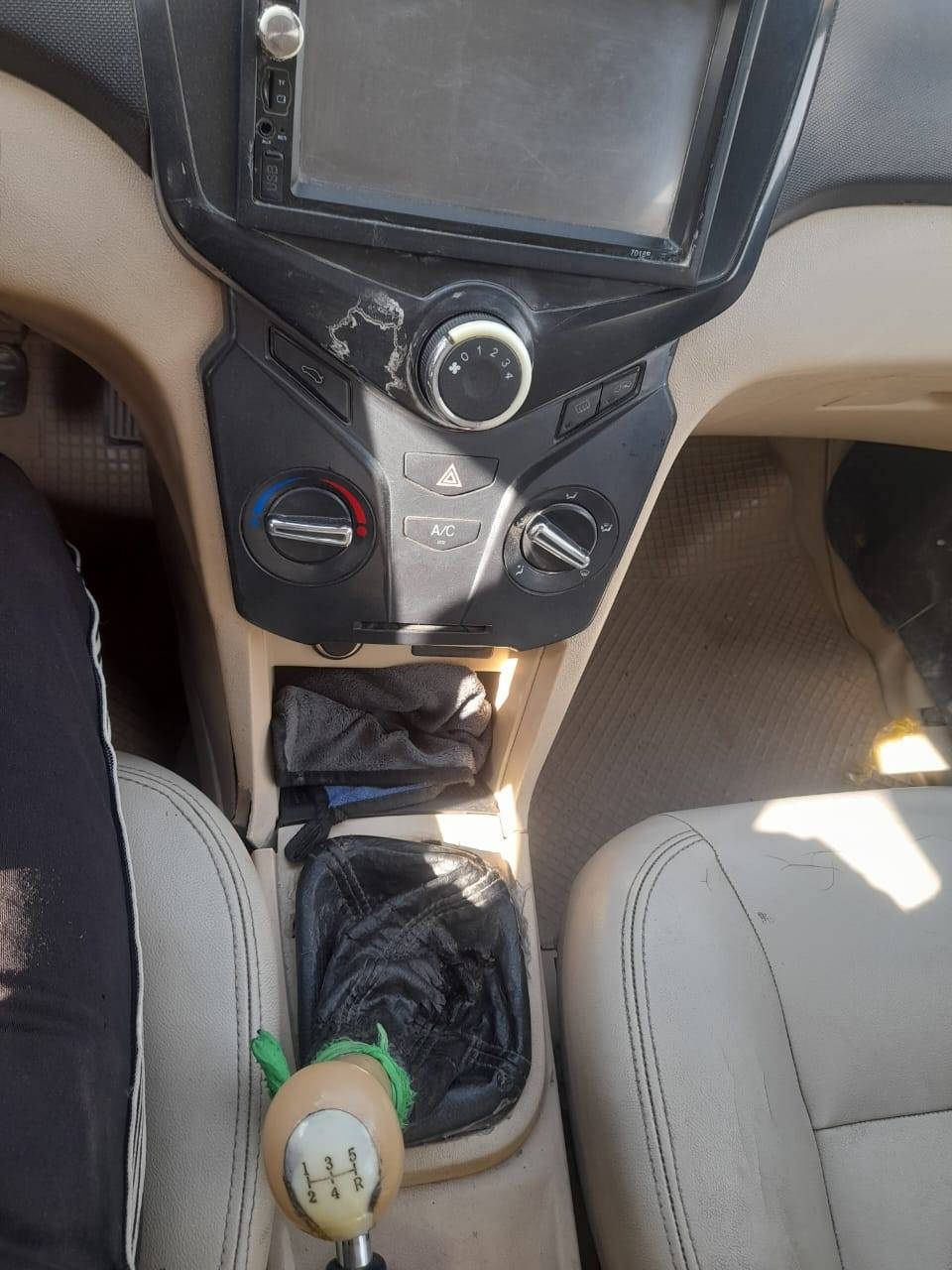 للبيع  شيري فلاوين2014 مكينه وكير وتبريد وتدفئه بلاد وكفاله بدي مكفول من ضربه القوية وصبغ شاشه ودواخل جدا نظيفات بريك منضومه جديده كهربايات حدايه خلفيه واماميه جديده راعيه موجود ومصفرة هيئه وغرامات عليها سنه فقط هيئه وكل لوصولات موجوده السعر 25 مكاني الزبير *********** متوفر اتصال فقط او وتساب
