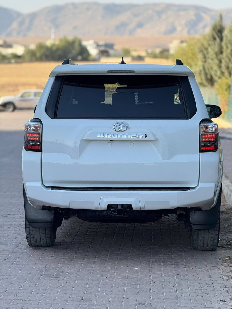 السلام عليكم 
      موديل2023سعر   280 ورقه دولار بيها مجال 
TOYOTA  4RUNNER SR5 Preniuim✍️
~ تويوتا فور رنر 
~ وارد أمريكا  
~ محرك 6 سلندر  / V6 
~ فئة SR5 Prenium 
~سيارة بوند وجملغ تبديل شركة نفس لون
~ ايرباك سترن و برده رجعت بيلادي 
~موصفات 1/1 
~ بصمة 
~ فتحة ( سيلايت )
~ فور ويل ( 4*4 ) 
~ شاشة كبير  كاميرة دوار 
~ ستيرن هيترة 
~ كاميرة خلفية 
~ داخلية اسود ملكية 
~ رادار أمامي و جانبية 
~ كشن أمامي كهربائية 
~ كشن جلد هيتر
~ لايتات عدسة زينونة 
~تحديد سرعة 
~ حجم تايرات 17 
~ سبعة راكب ( ثلاث مقاعد)
~ ماشي 72  الف ميل 
~سيارة بدون رقم لازم ترقيم شيمالية 
~ رقم شانسي موجود للمنشور 
~ سعر  ( 280 )💰ورقة دولار بيها مجال 🤏
~ مكان عقرة 
 واتساب سورداش 
***********
***********  
أخوكم سورداش الهركي
