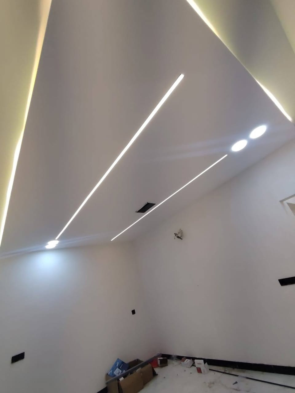 🛑 عروض مكتب الاستثمار للعقار  🏢

🛑 دار للبيع في مزارع زيونه المقابله لحي الفلاح الثانيه جمعية 
      العدل قريب من شارع الضغط العالي  .

🛑 مساحة الدار ( 106 ) متر طابقين بناء حديث تسليم فوري زيرو .

🛑 مساحة الواجهه ( 5.30 ) متر .

🛑 خدمات كامله /  ماء / كهرباء / تبليط  .

🛑 اتجاه الدار غروب  .

🛑 سند الدار جمعية ومعاملة البلديه مسلم فيه كرت .

🛑 الطابق الاول يتكون من :
      كراج + استقبال + هول داخلي + غرفة نوم عدد ( 1 ) + مطبخ + 
      صحيات داخل الدار و خارجه + مناور اناره .

🛑 الطابق الثاني يتكون من :
      هول داخلي + غرف نوم عدد ( 2 ) + صحيات .

🛑 للاستفسار عن السعر وباقي التفاصيل اكثر الاتصال على الأرقام 
      التاليه او مراجعة المكتب في مزارع زيونه :

      ***********         /         ***********

🛑 اضغط على زر المتابعه ليصلك كل ما هو جديد من عروضنا .

🛑 عنوان المكتب الموصل /  مزارع زيونه المقابله لحي الفلاح الثانيه 
      قرب مولدة مزارع زيونه .

🛑 نستقبل كافة عروضكم التجاريه والسكنيه والزراعيه والجمعيات .
