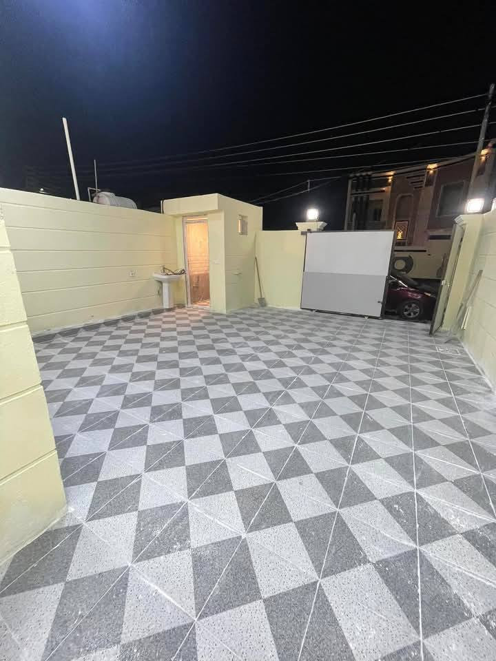 دارين تون مساحة كل دار 🏡200 م الوجه 6.66   النزال 30 شارع 15 القادسية شارع ابوعقرب
طابقين بناء زيرو 2025
                            الطابق  الاول 
👈 2 نوم  غرفه و  استقبال  سحب مغربي  و مطبخ   وصاله  و صحيات  نظام دفن  ومناور عدد 2 سقوف ثانويه ارضية بورسلين  گراج  سيارة 
                            الطابق الثاني 
👈2 نوم  بالكون لكل غرفه  و صاله  و صحيات سقوف ثانويه   ارضية بورسلين 
السعر 125 للدار  قابل للتفاوض للاستفسار 
خاص أو واتساب 
***********
***********
