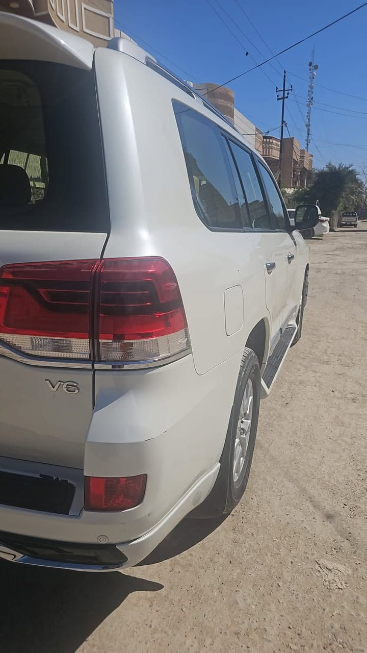 السلام عليكم 
لاندكروز 2017 فطيم 
بغداد بأسمي السونار واضح بالصور 
جاهزه بدون نقص 
السعر 465 
مكان السياره بغداد التاجيات 
ماشيه 180 
***********
