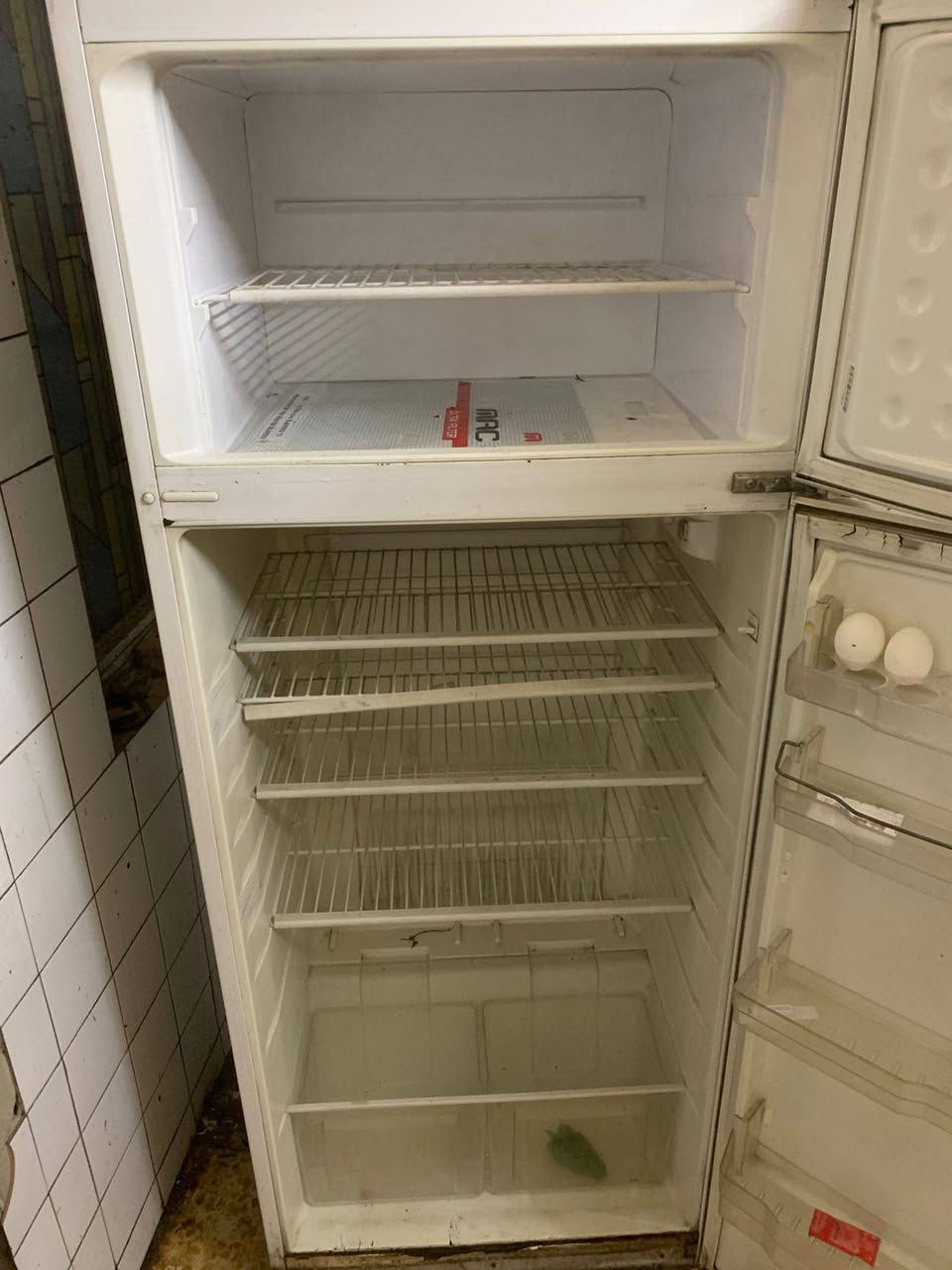 ثلاجه شغاله ونظيفه الطول 180والعرض 70 السعر 200الف ***********
